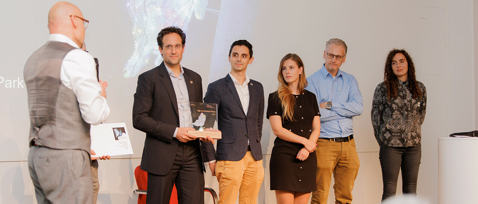 Pascual Brunner, CEO MovementSciences AG, und sein Team erhalten den Preis für das beste Produkt (Pegasus Spine) von Hans Ebinger, CEO Switzerland Innovation Park Ost.